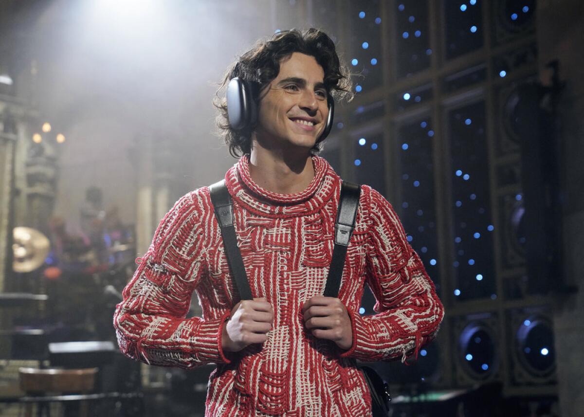 SNL recap Timoth e Chalamet sings adieu to strike Alec Baldwin